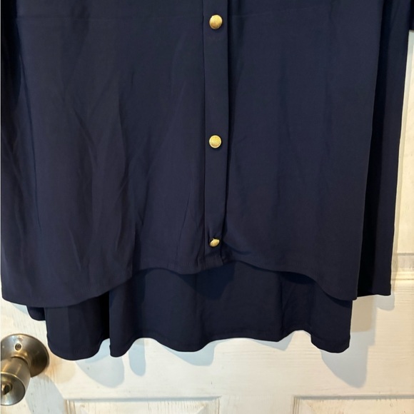 “Elie McCarthy Hi Lo Navy Knit Blouse With Gold Detail Buttons Down Front - Picture 4 of 6